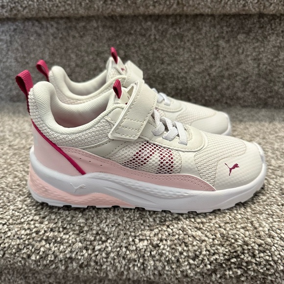 Girls Size 10 Puma Sneakers NEW - Picture 2 of 4